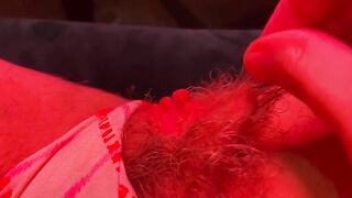 Ditalino zoccola con fica pelosa