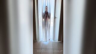 Priscilla nuda sul balcone che fica