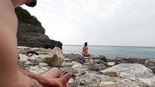 Italiana succhia il cazzo a segaiolo esibizionista sugli scogli