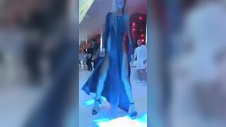 Fichetta esibizionista balla mostrando la fica