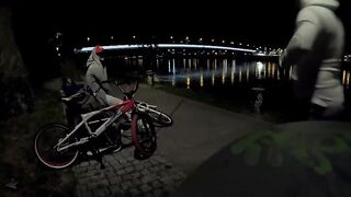 Sesso all'aperto sulla panchina al lago