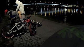 Sesso all'aperto sulla panchina al lago