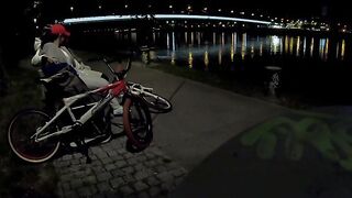 Sesso all'aperto sulla panchina al lago