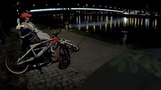 Sesso all'aperto sulla panchina al lago