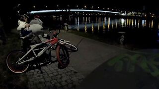 Sesso all'aperto sulla panchina al lago