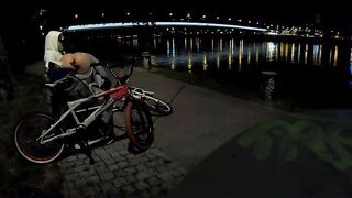 Sesso all'aperto sulla panchina al lago