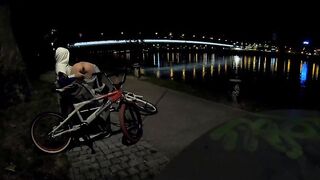 Sesso all'aperto sulla panchina al lago