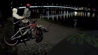 Sesso all'aperto sulla panchina al lago