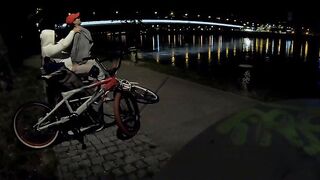 Sesso all'aperto sulla panchina al lago