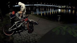 Sesso all'aperto sulla panchina al lago