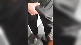 Ha il cazzo duro gli fa male la punta