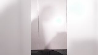 Ha il cazzo duro gli fa male la punta