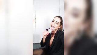 Ha il cazzo duro gli fa male la punta