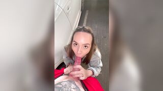 Mi fa un pompino nel parcheggio del centro commerciale