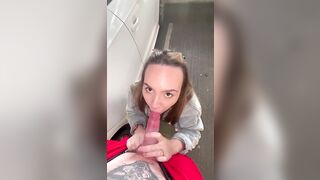 Mi fa un pompino nel parcheggio del centro commerciale