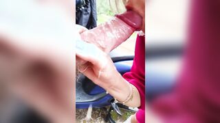 Pompino all'aperto con sborrata in bocca