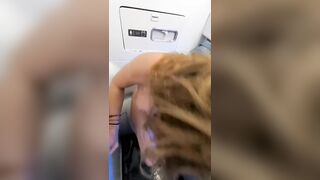 Ragazza troia con occhiali si masturba e squirta nel bagno in aereo