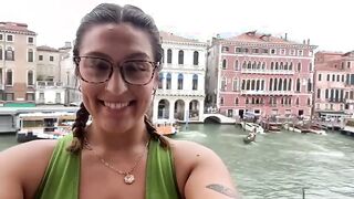 Esce le tettone a Venezia