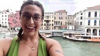 Esce le tettone a Venezia