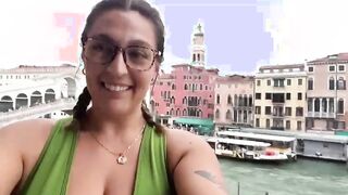 Esce le tettone a Venezia