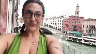 Esce le tettone a Venezia