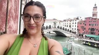 Esce le tettone a Venezia