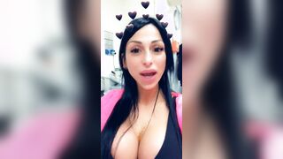 Alla pecora nera le gambe non le chiudiamo mai siamo sempre aperte