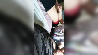 Ragazza italiana sega e lo succhia a due amici