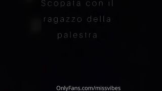 Mamma italiana si tocca e si fa scopare in palestra dall'istruttore