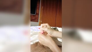 Sego il suo cazzone a due mani in hotel fino a farlo venire