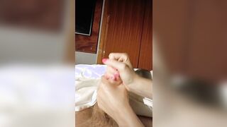 Sego il suo cazzone a due mani in hotel fino a farlo venire