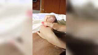 Sego il suo cazzone a due mani in hotel fino a farlo venire