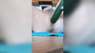 Zucchina nel culo in cucina