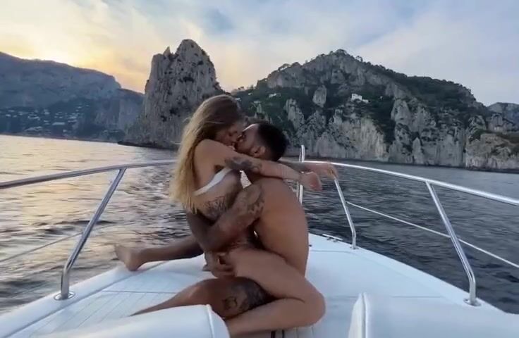 Scopata in barca con la turista troia americana