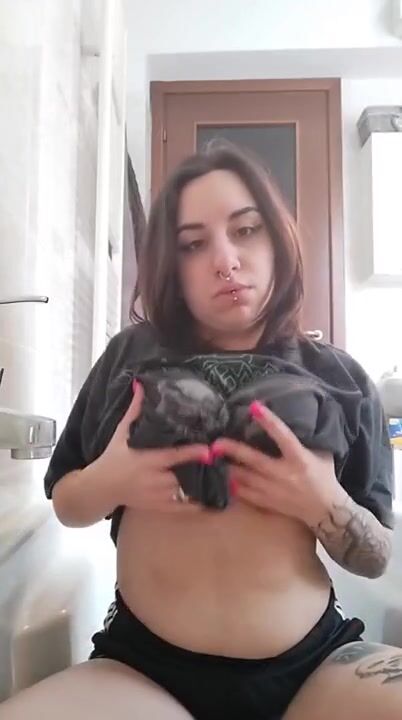 Si tocca le tettone,piscia e si masturba