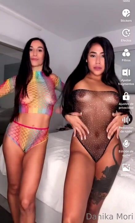 Danika Mori twerka con amica culona
