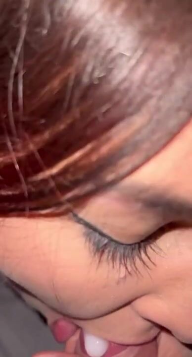 Fidanzata coi capelli rossi scopata a pecora con venuta in bocca Pov