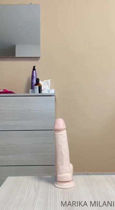 Marika Milani gode con dildo in culo OF