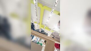 Shopping senza mutandine moglie troia