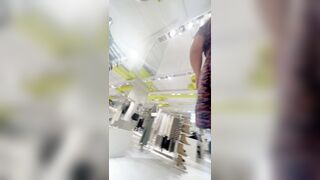 Shopping senza mutandine moglie troia