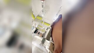 Shopping senza mutandine moglie troia