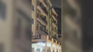 Amante italiano scappa nudo dalla finestra