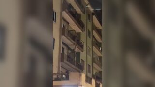 Amante italiano scappa nudo dalla finestra