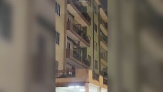Amante italiano scappa nudo dalla finestra