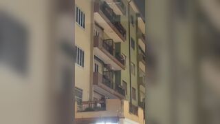 Amante italiano scappa nudo dalla finestra