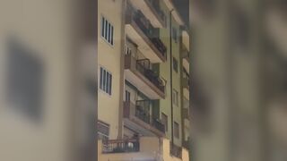 Amante italiano scappa nudo dalla finestra