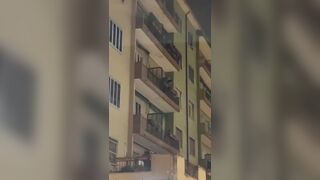 Amante italiano scappa nudo dalla finestra