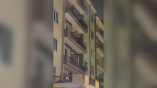 Amante italiano scappa nudo dalla finestra