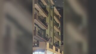 Amante italiano scappa nudo dalla finestra