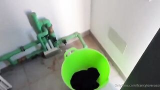 Francy succhia due cazzi sul balcone of